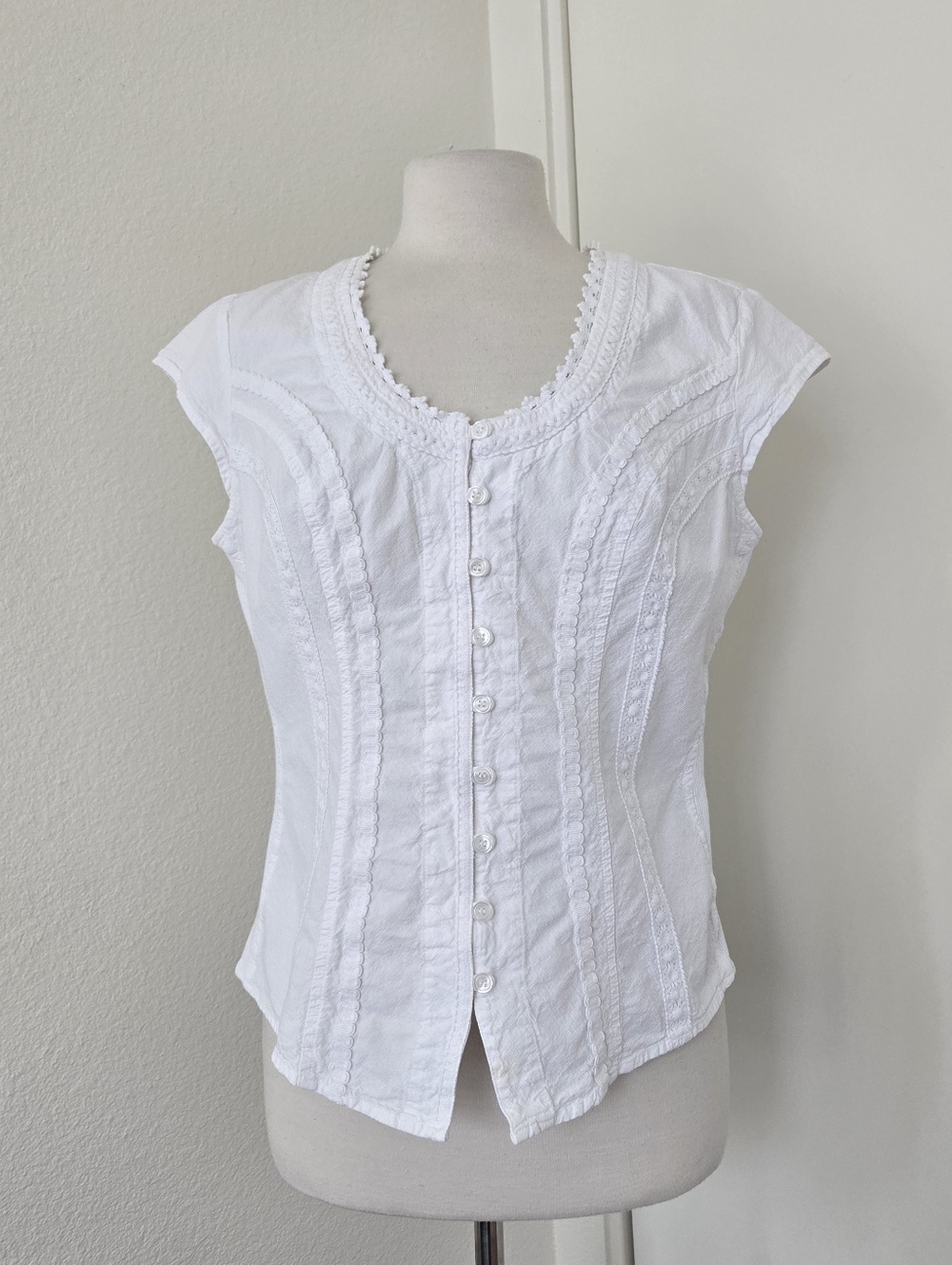 Soft Surroundings White Taos Fitted Top Cap Sleeve Embroidery Medium Cottagecore - Picture 2 of 15